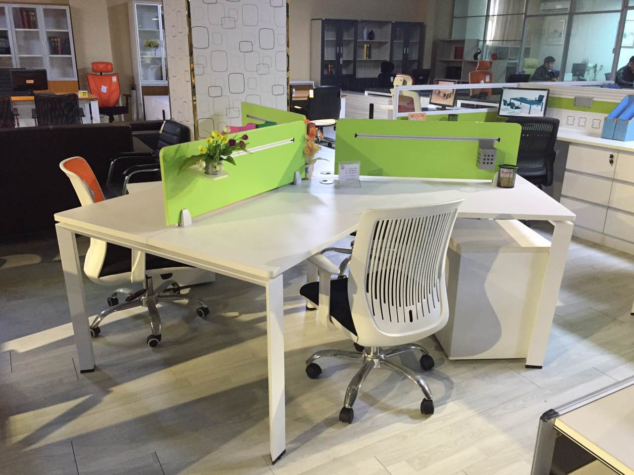 開(kāi)放式屏風(fēng)辦公桌