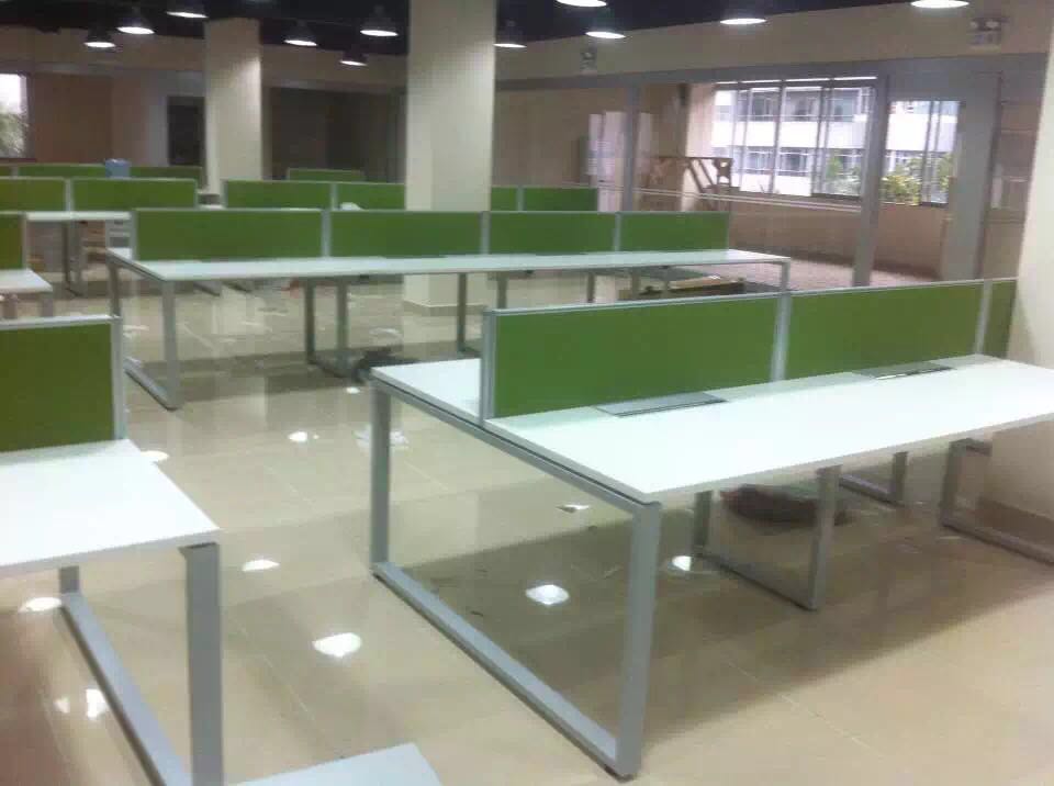 屏風辦公桌白與綠的搭配設(shè)計